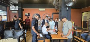 उपभोक्तासँग दाेब्बर मुल्य लिने विराटनगर विमानस्थल भित्रका चार पसललाई जरिवाना